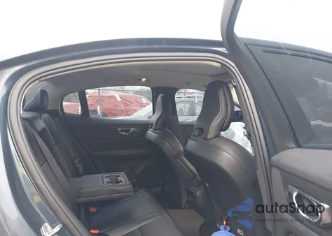 2022 Volvo S60 B5 Momentum z USA, uszkodzony, nr VIN 7JRL12FZXNG161953